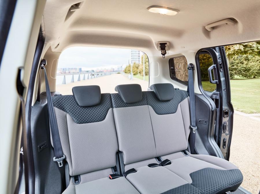 Интерьер Ford Tourneo Courier 2018 года  (WW) (фото 7 из 8)